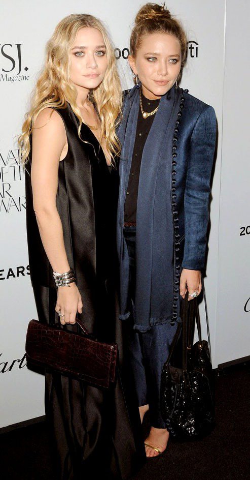Mary-Kate Olsen深藍色褲裝，閃著光澤的套裝非常華麗，搭配金色細帶高跟鞋更是性感貴氣。圖／擷取自celebitchy.com/