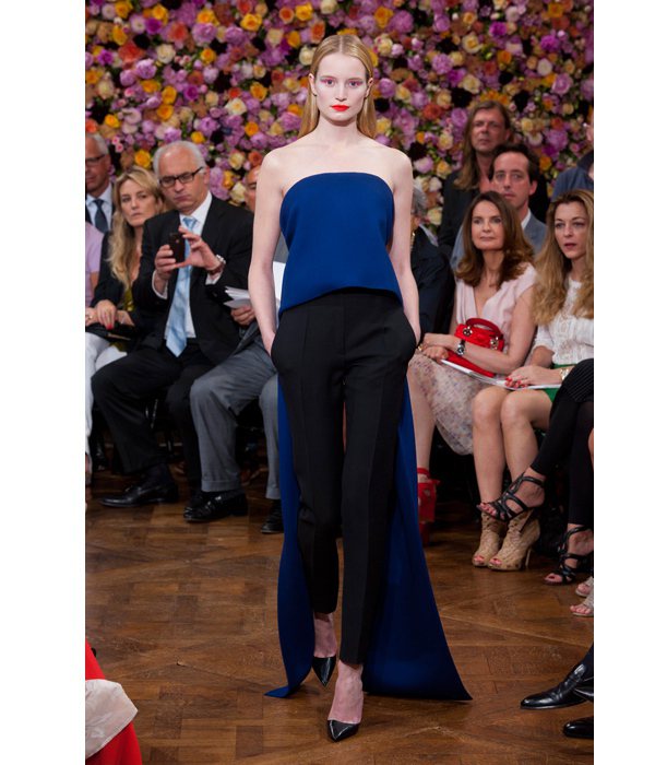 Raf Simons 為 Christian Dior 打造的首個高訂女裝系列受到各界高度讚賞，也讓自己坐穩在品牌的地位。圖／Imaxtree；文／美麗佳人提供
