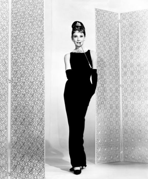 Victoria & Albert 博物館好萊塢電影服飾特展展出奧黛麗赫本在第凡內早餐電影海報的那件黑色禮服。圖／達志影像