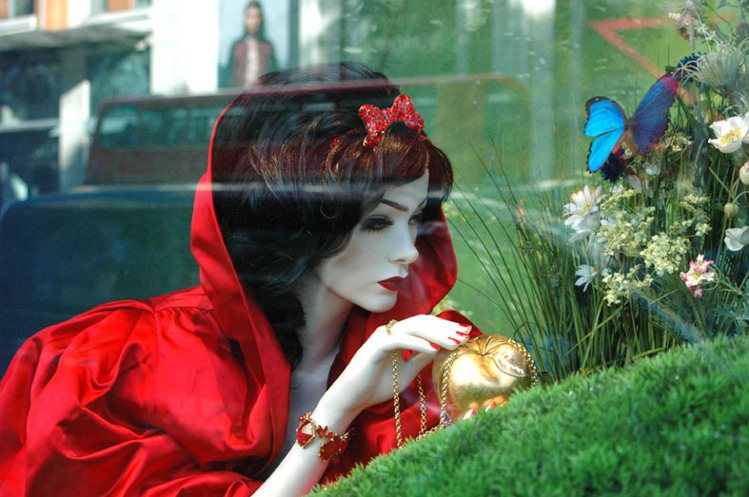 Harrods百貨耶誕節迪士尼夢幻櫥窗－白雪公主。圖／CAT提供