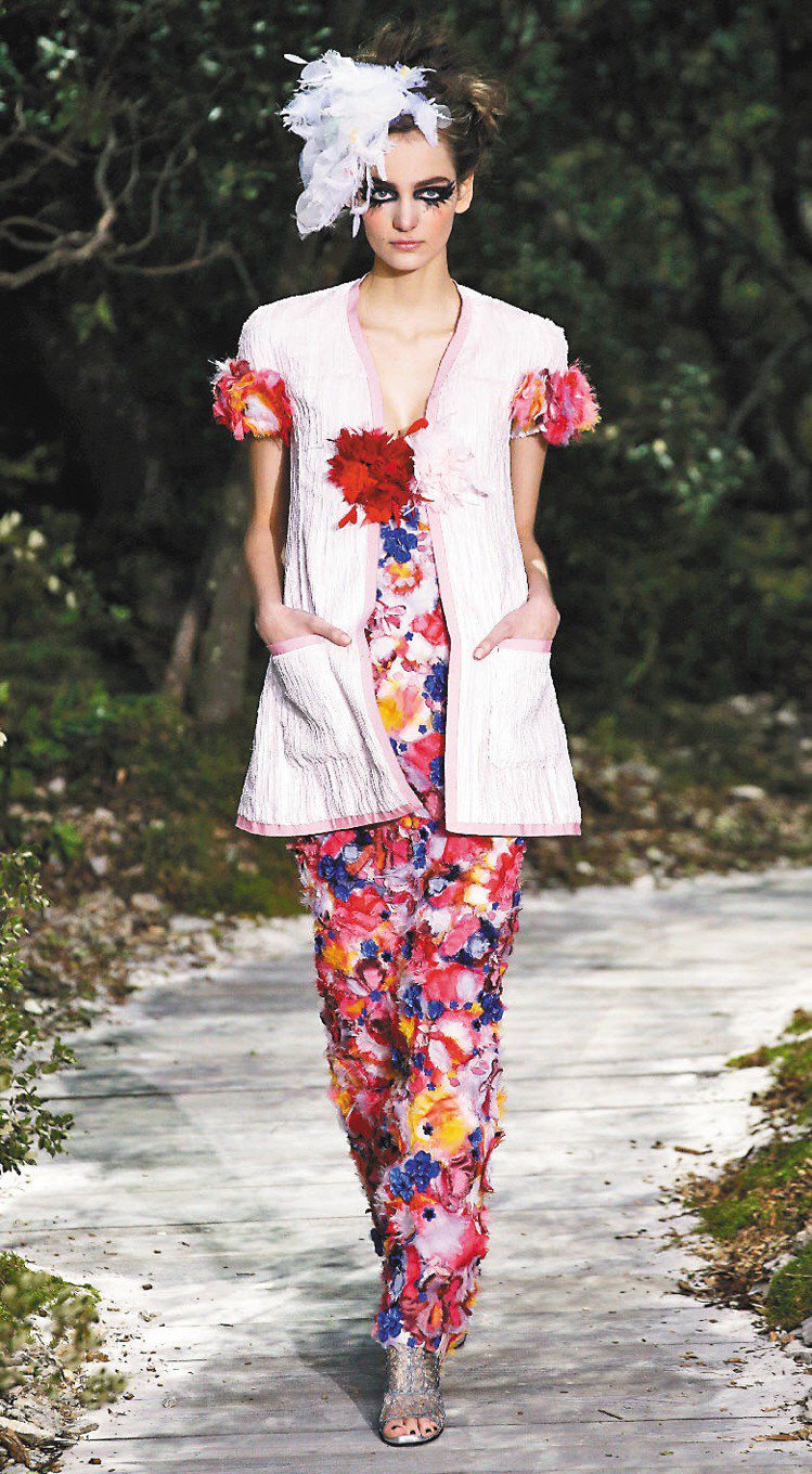 2013Fashion高級訂製服秀香奈兒華服上的立體花朵，繽紛絢麗。圖／美聯社