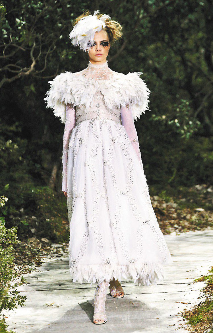 2013Fashion高級訂製服秀華麗的羽毛禮服輕盈柔美。圖／美聯社