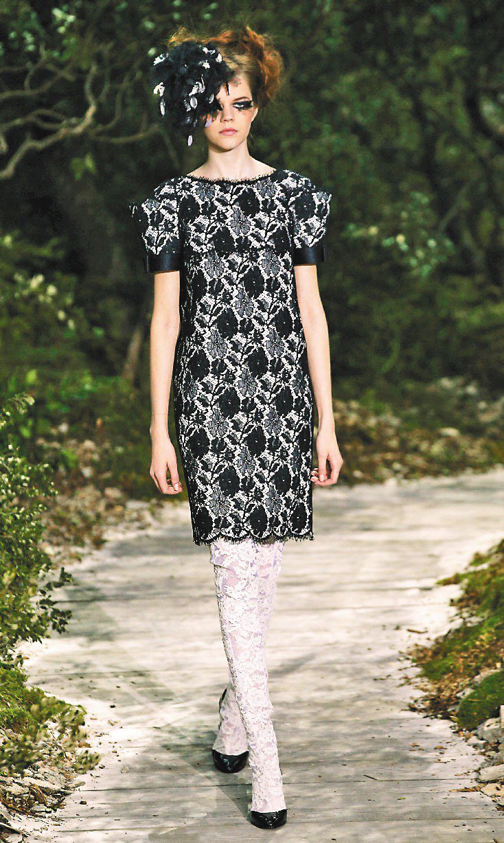 2013Fashion高級訂製服秀貼繡華麗蕾絲的小禮服。圖／美聯社
