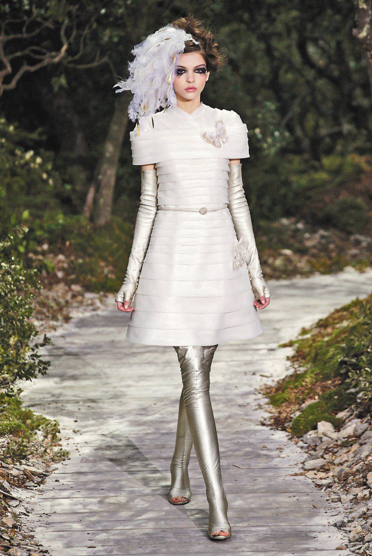 2013Fashion高級訂製服秀小洋裝配銀色及膝馬靴，英挺帥氣。圖／美聯社