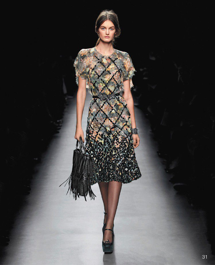 Bottega Veneta融入高級訂製服的精緻手工，這件洋裝要價近65萬元。圖／BV提供