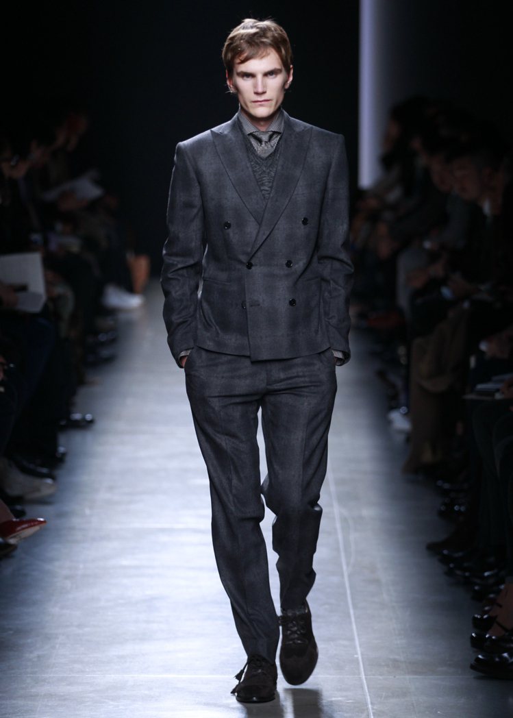 Bottega Veneta秋冬男裝簡單俐落勾勒出男性線條，雙排扣西裝優雅迷人。圖／BV提供