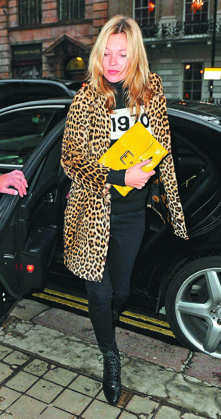 超模凱特摩絲手拿Kate Moss for Longchamp Gloucester Croco手拿包。圖／Longchamp提供