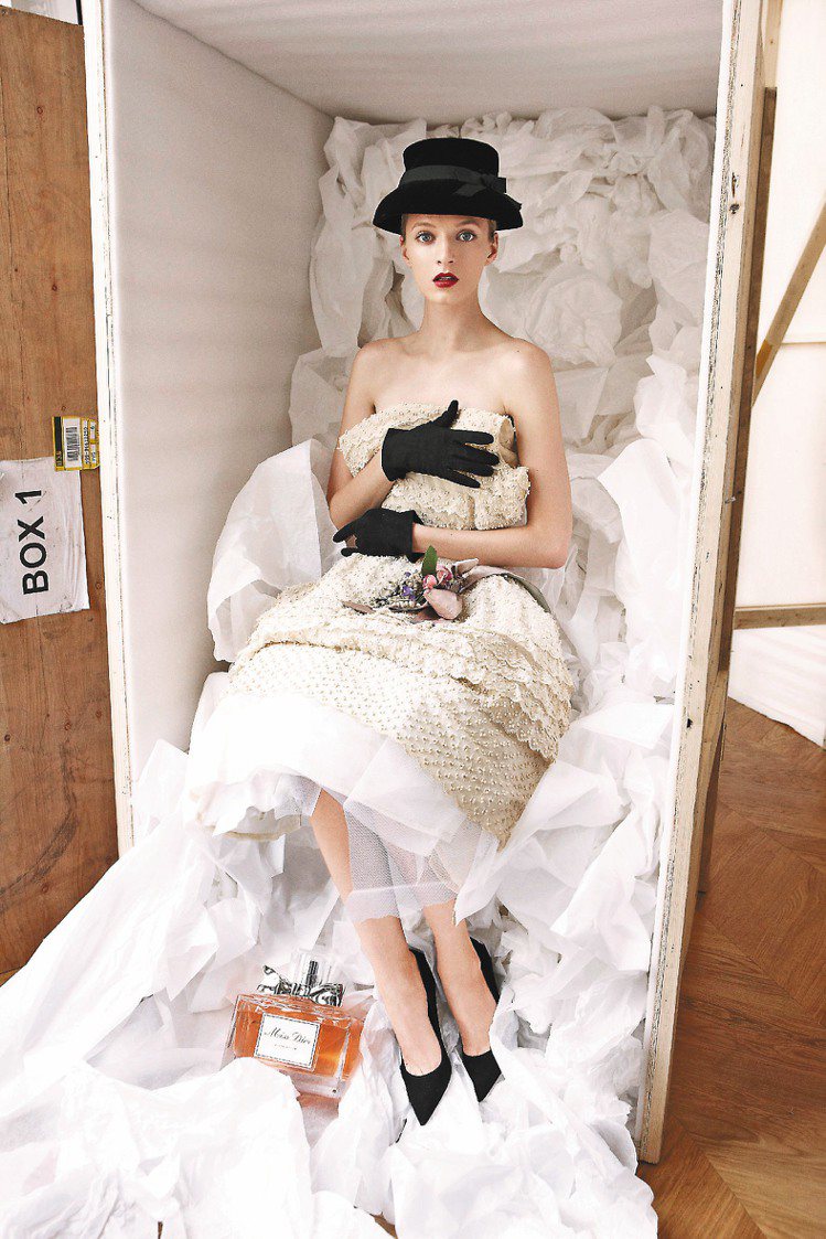 Dior 1961年春夏的高級訂製服，運用多層蕾絲、紗裙打造而成。圖／Dior提供
