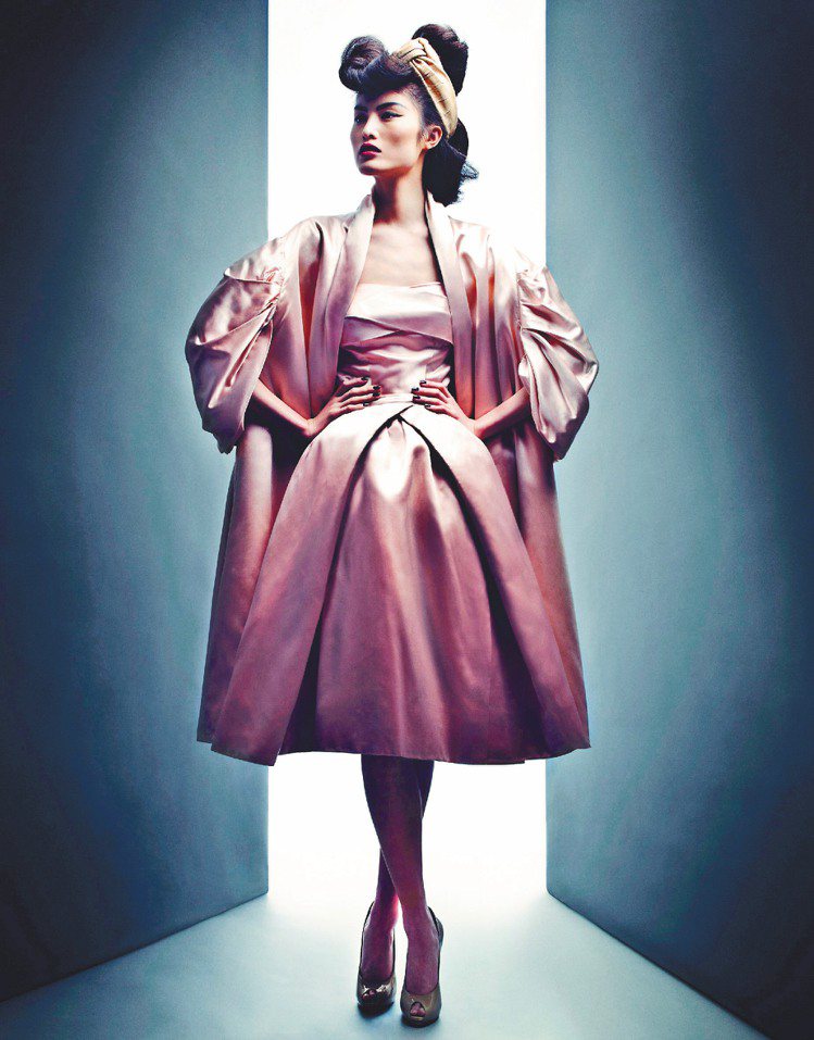 Dior 1952年秋冬的高級訂製服，粉嫩色系是Dior的特色。圖／Dior提供