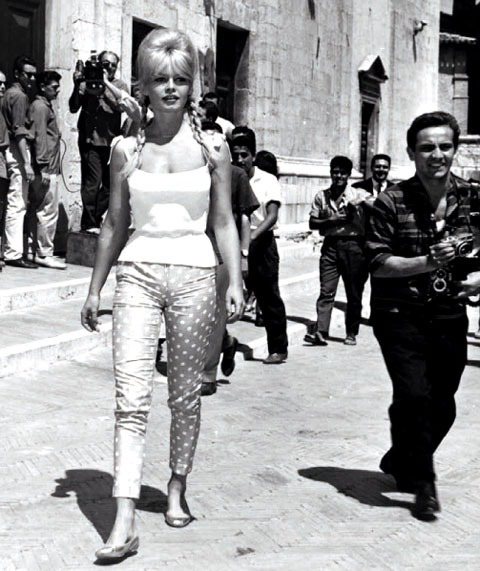 碧姬芭杜在五○年代喜歡穿九分卡布里褲，搭配平底鞋，創造出休閒卻又時尚的氛圍。圖／she.com Taiwan提供