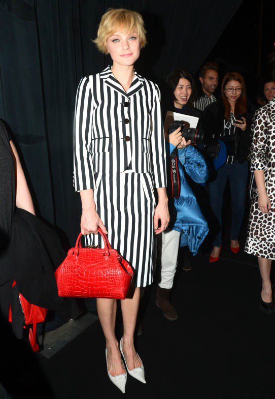 Jessica Stam穿Marc Jacobs條紋套裝、拎著以她命名的Stam Bag出席Marc Jacobs時裝秀。圖／達志影像