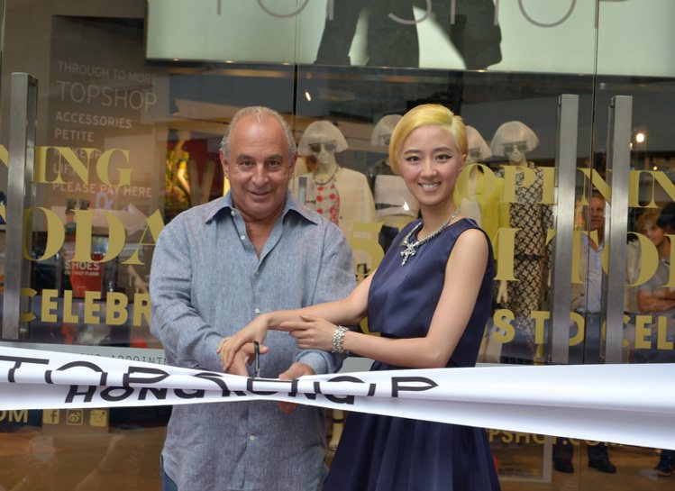 英國快速時尚品牌TOPSHOP正式進軍大中華市場，首家門市6日在香港中環開幕。品牌創辦人Sir Philip Green和代言人桂綸鎂。圖／達志影像