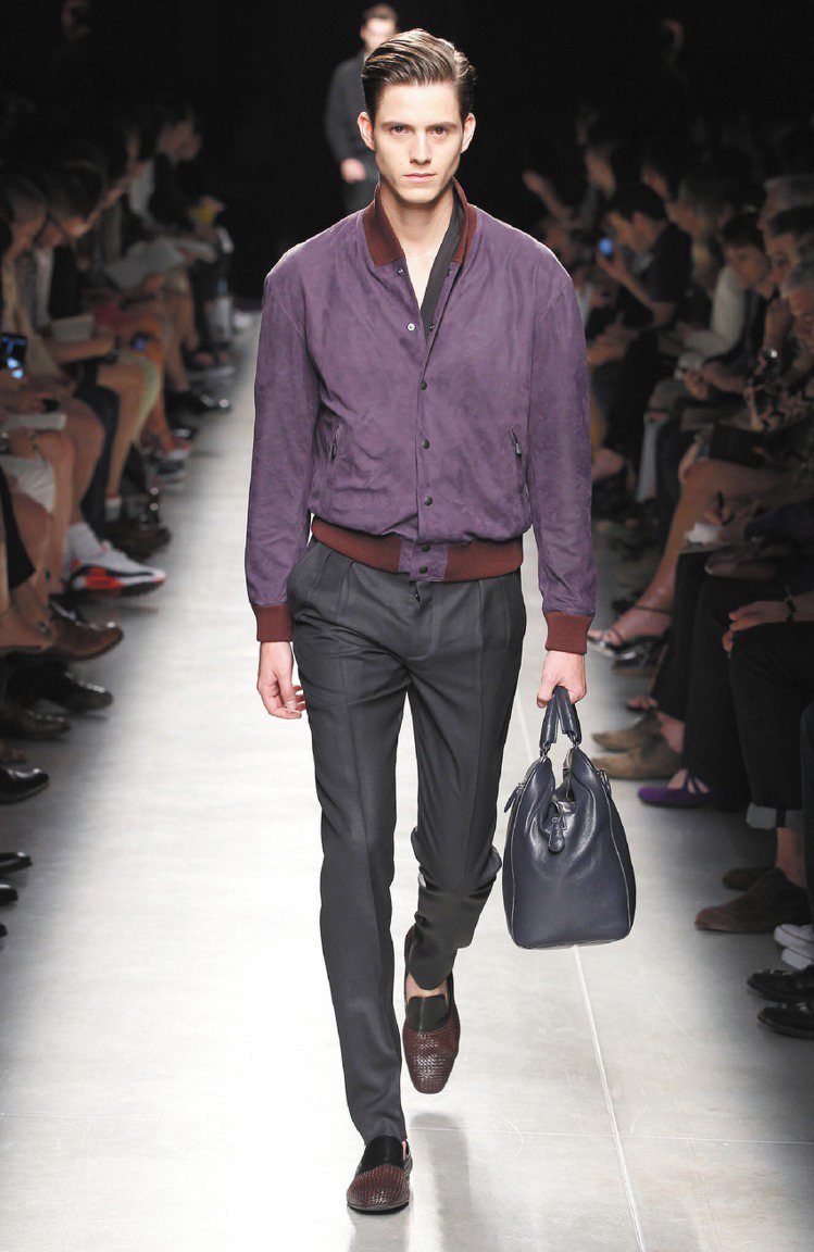 Bottega Veneta春夏男裝用料奢華，紫色麂皮外套很迷人。圖／BV提供
