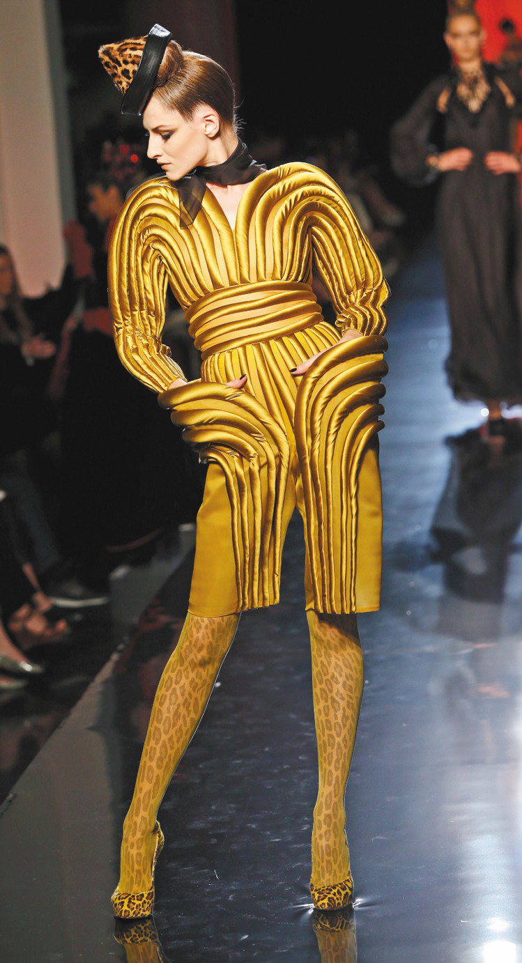 如卡通般的粗條紋設計讓Jean Paul Gaultier高級訂製服的奢華設計中多了趣味。圖／美聯社