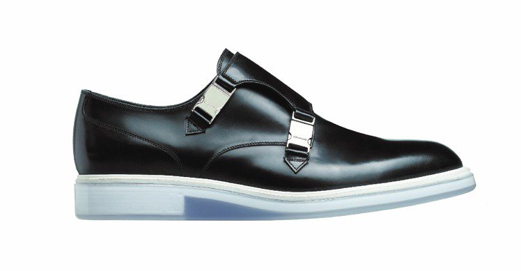 Dior Homme經典黑皮革休閒鞋，39,000元。圖／Dior提供
