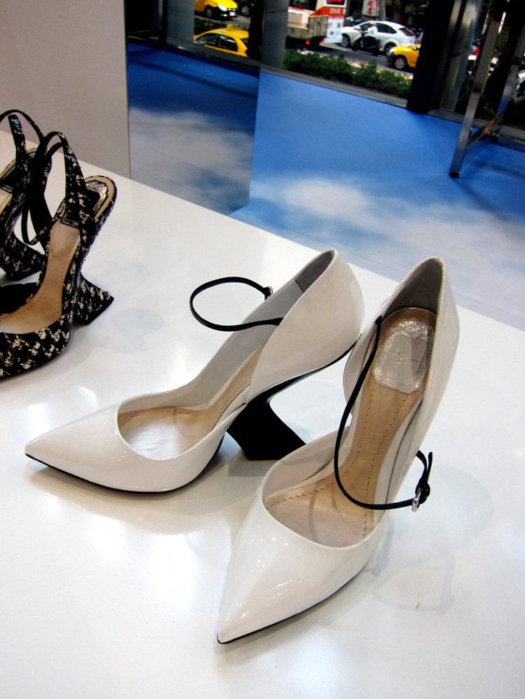 名模李曉涵說，Dior此次這種「向內凹」的鞋跟穿起來很好走，和一般的高跟鞋沒什麼不同。記者李盈儀／攝影