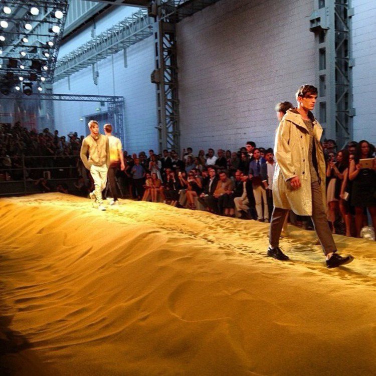 FENDI 運來大量的沙，堆積成 2014 春夏男裝的秀場，打造一片壯觀的室內沙漠。圖／擷取自showstudio.com/