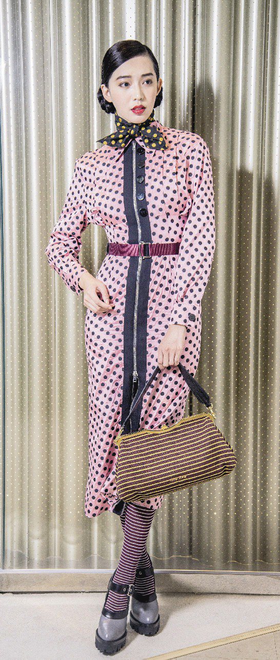 王心恬穿MIU MIU粉紅圓點大衣式洋裝108,500元、領巾8,000元、鞋子36,500元、手拎復古鈕扣包。記者黃士航／攝影