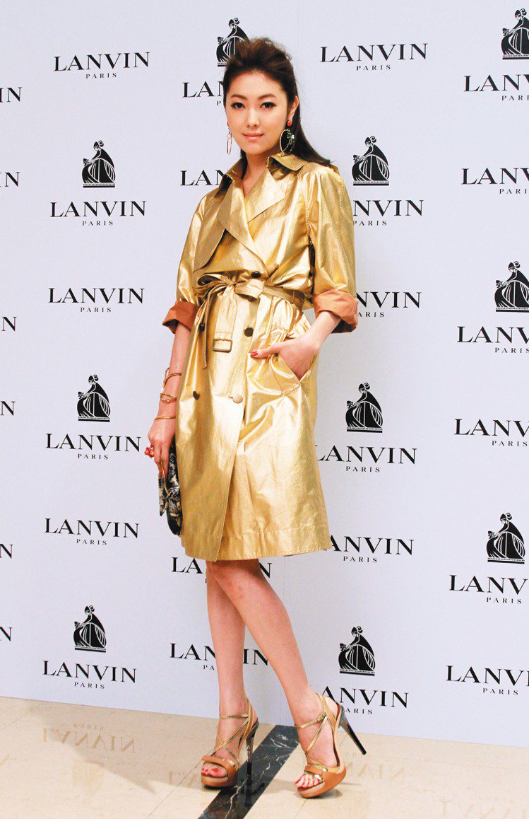 王凱蒂穿LANVIN金色風衣，閃亮耀眼。記者陳柏亨／攝影