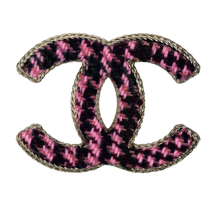 粉紅格紋CC Logo胸針，售價NT,900。圖／CHANEL提供