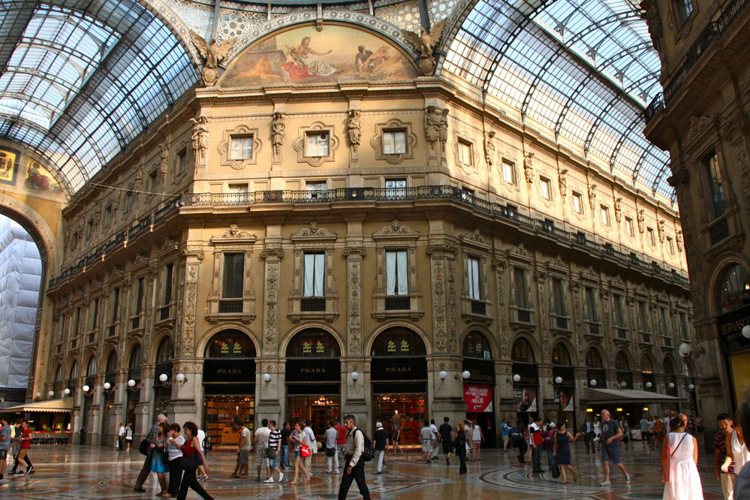 Prada Galleria在米蘭市中心的購物中心，並座落於該購物中心的艾曼紐二世迴廊正中間。攝影／李瑜