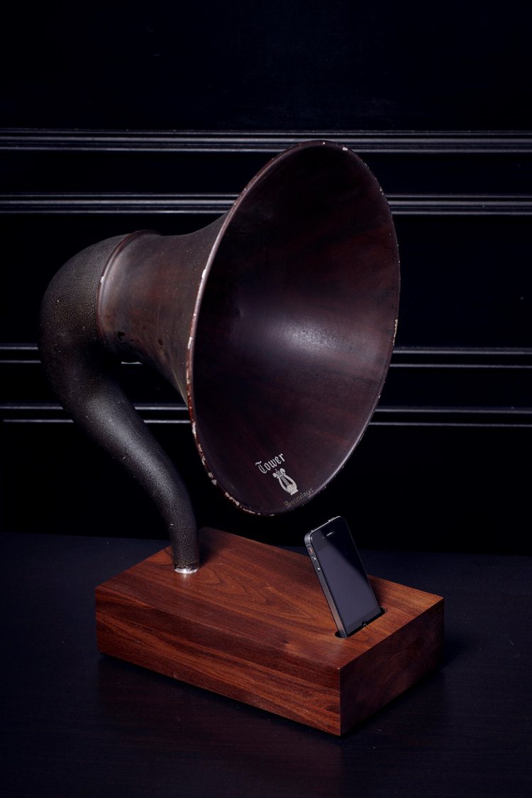 ReAcoustic 古董喇叭留聲機，198000元。圖／ARTIFACTS提供