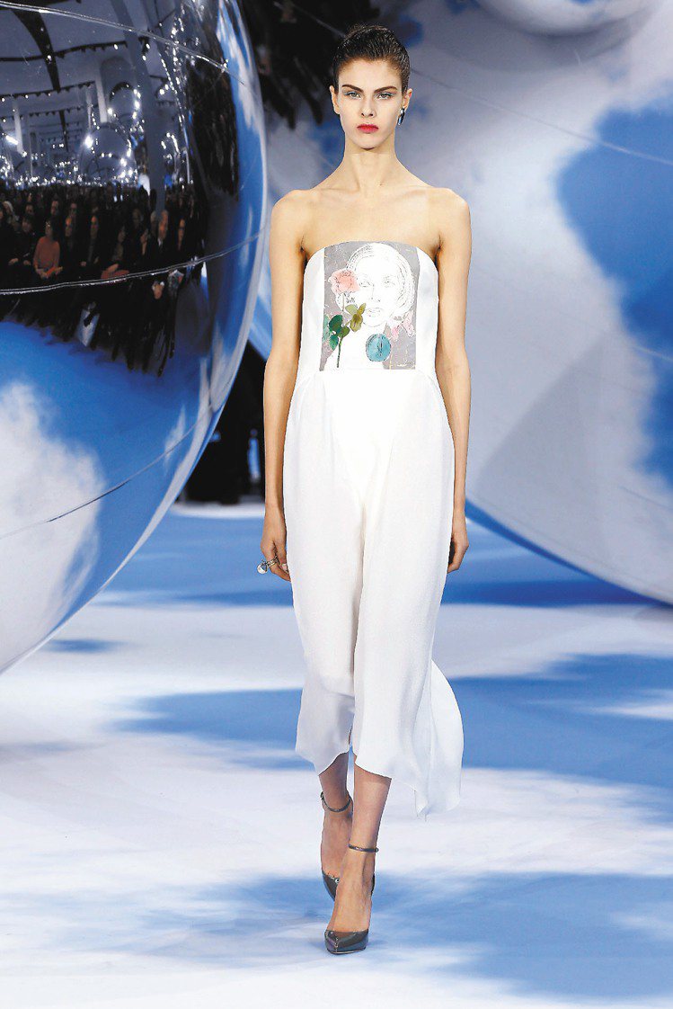 Dior的白洋裝上有著安迪沃荷的畫作。圖／Dior