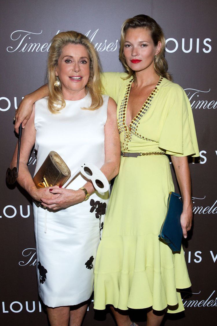 凱薩琳丹妮芙(左)穿LV春夏白色小洋裝、凱特摩絲穿LV明年早春洋裝。圖／LV提供