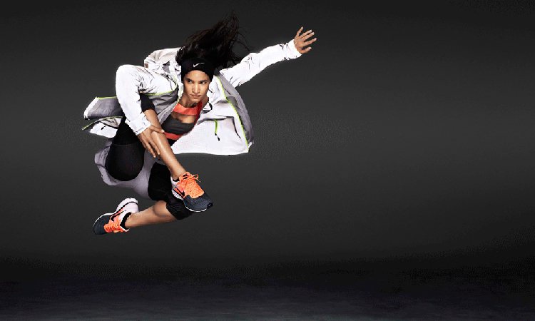 Nike Tech Fleece 以無接縫的裁縫方式達到保暖而舒適的效果，其復古的 Logo 設計加上精緻的剪裁方式，讓全服裝系列饒富極簡風格。圖；文／美麗佳人