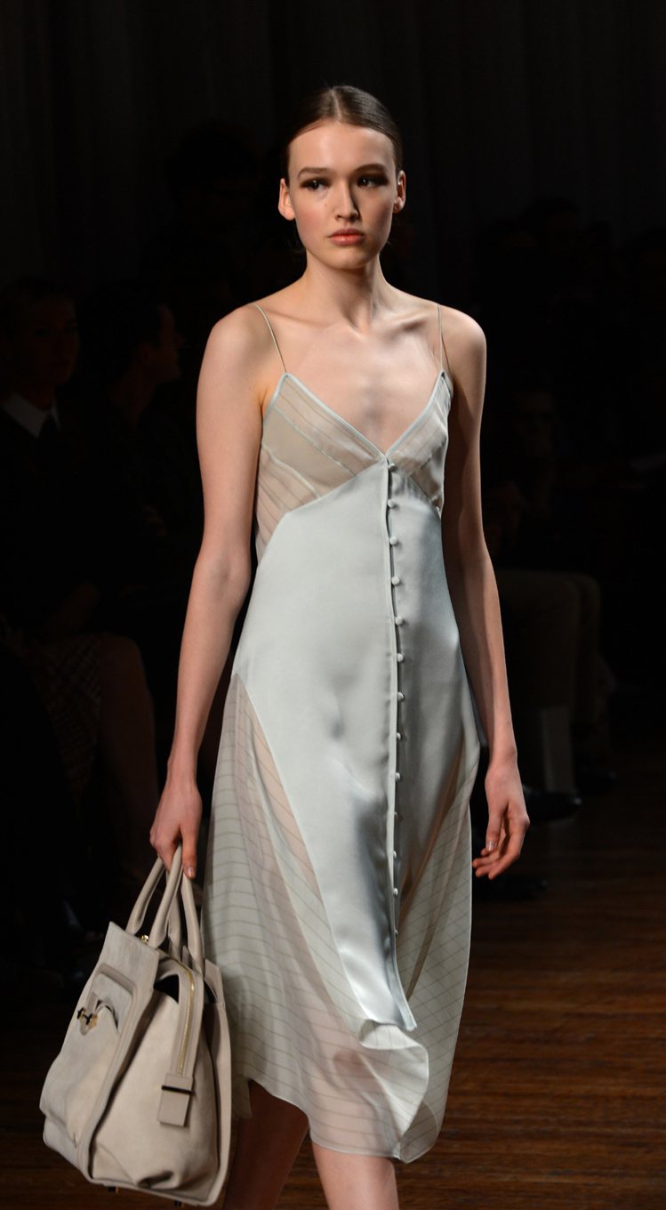皮包、提袋也是吳季剛的2014年春裝的重點之一。記者許振輝／攝影