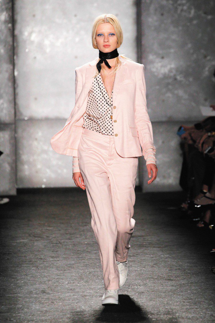 Marc By Marc Jacobs的男裝女穿，用隨性合身版型展現不羈。圖／法新社