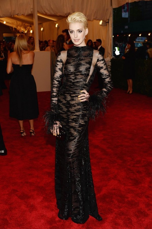 今年 Met Gala 紐約大都會美術館活動，女星安海瑟薇也是以一襲黑色薄紗透視禮服亮相，展現好身材。圖／she.com Taiwan提供