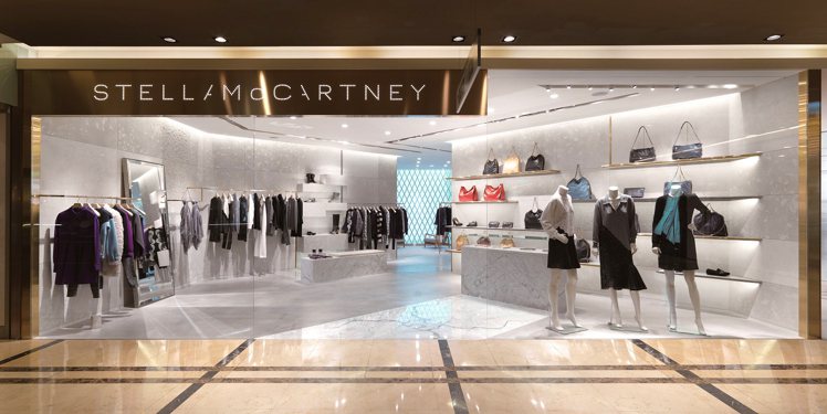 Stella McCartney 首間店面設計採用簡單、自然材質，呼應品牌風格。實心木質地板和大理石拼接，透著冷冽高貴氣質。黃銅色的衣架、置物架則帶點摩登奢華感。圖／Stella McCartney提供