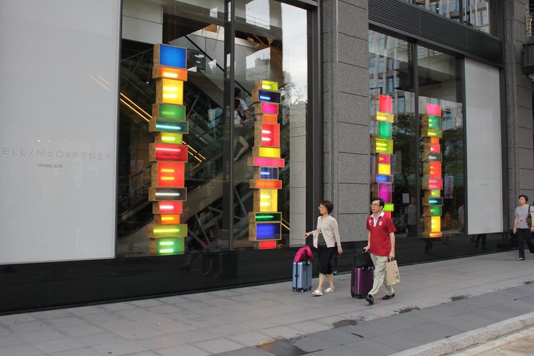Stella McCartney特邀蘇格蘭藝術家 David Batchlelor 合作大型燈箱裝置藝術作品來台展出。圖／Stella McCartney提供