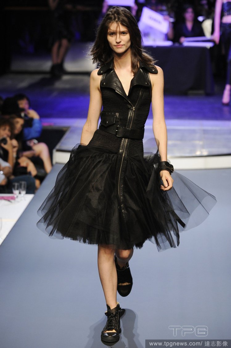 2014春夏巴黎時裝周，Jean Paul Gaultier利用一系列黑色皮革、...