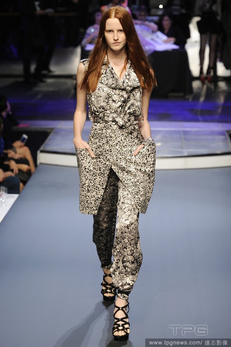 2014春夏巴黎時裝周，Jean Paul Gaultier利用大量印花和金屬色...