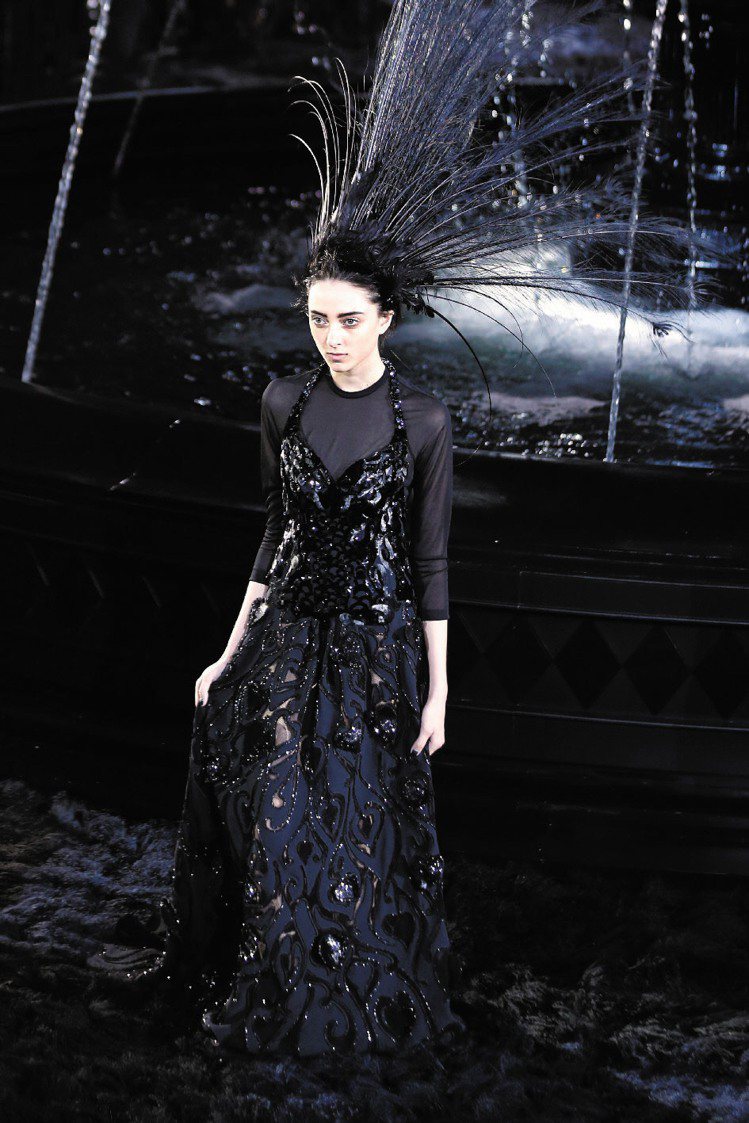 LV2014春夏女裝以黑色為主，細看卻充滿華麗裝飾。圖／法新社