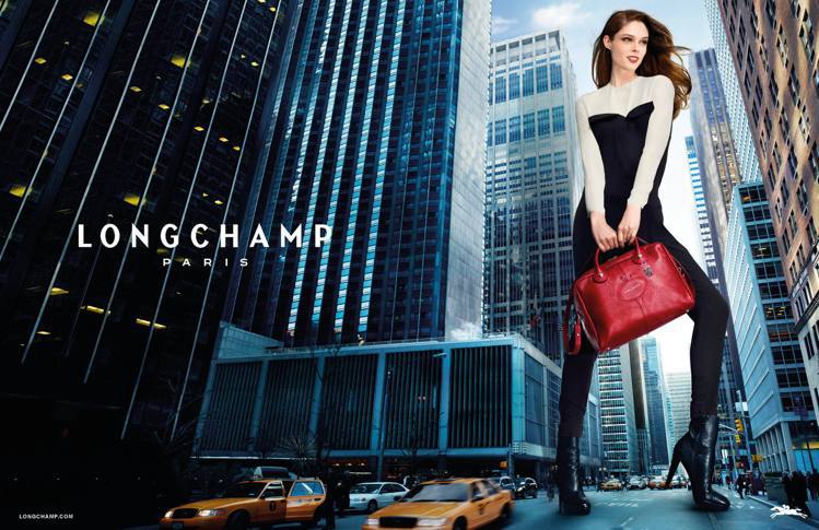 Longchamp廣告女模把紐約踩在腳下，充滿戲劇趣味。圖／Longchamp提供