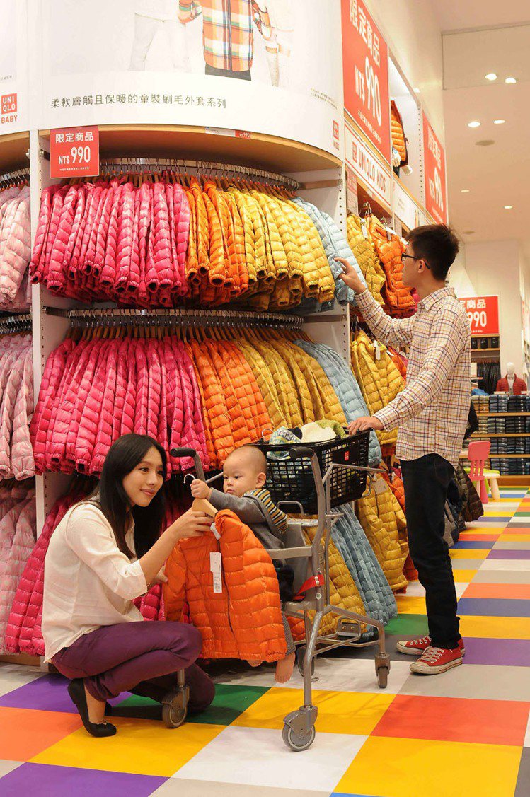 UNIQLO新莊路店備有全台最齊全童裝品項，更設有兒童購物車，讓全家能輕鬆購物。圖／UNILQO提供