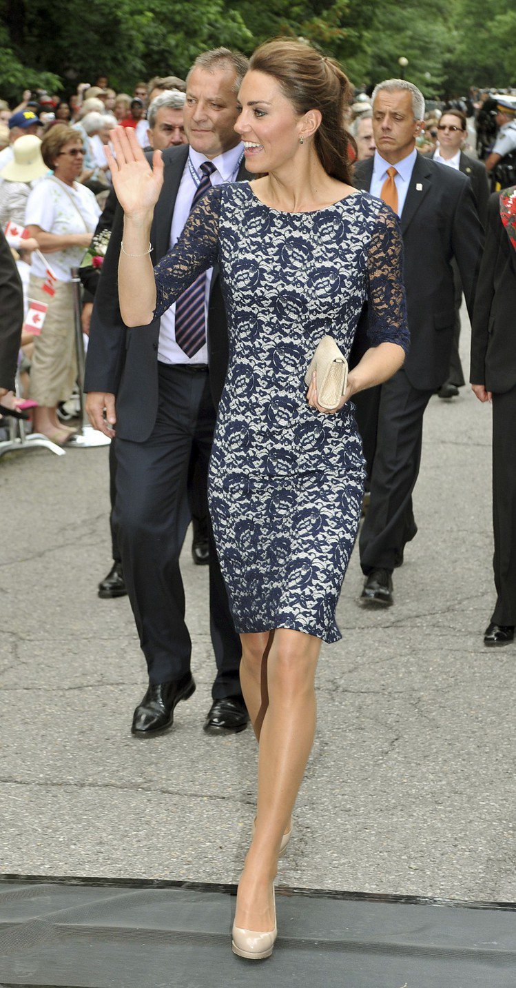 氣質脫俗的凱特王妃偏愛one piece洋裝與成套大衣，象徵英式文化的帽子、手拿包與高跟鞋都是她顯著的穿搭單品。圖／she.com.tw提供