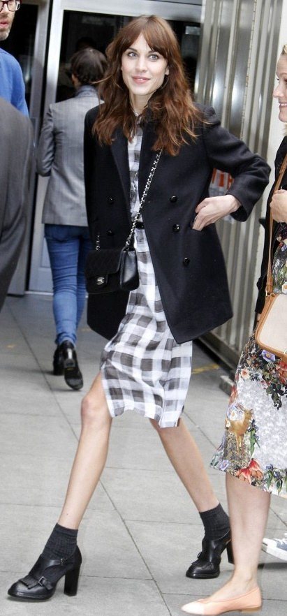 前陣子出版新書《IT》的高人氣時尚 icon 艾里珊鐘（Alexa Chung）穿搭風格與她鮮明的個人特色如出一轍。圖／she.com.tw提供