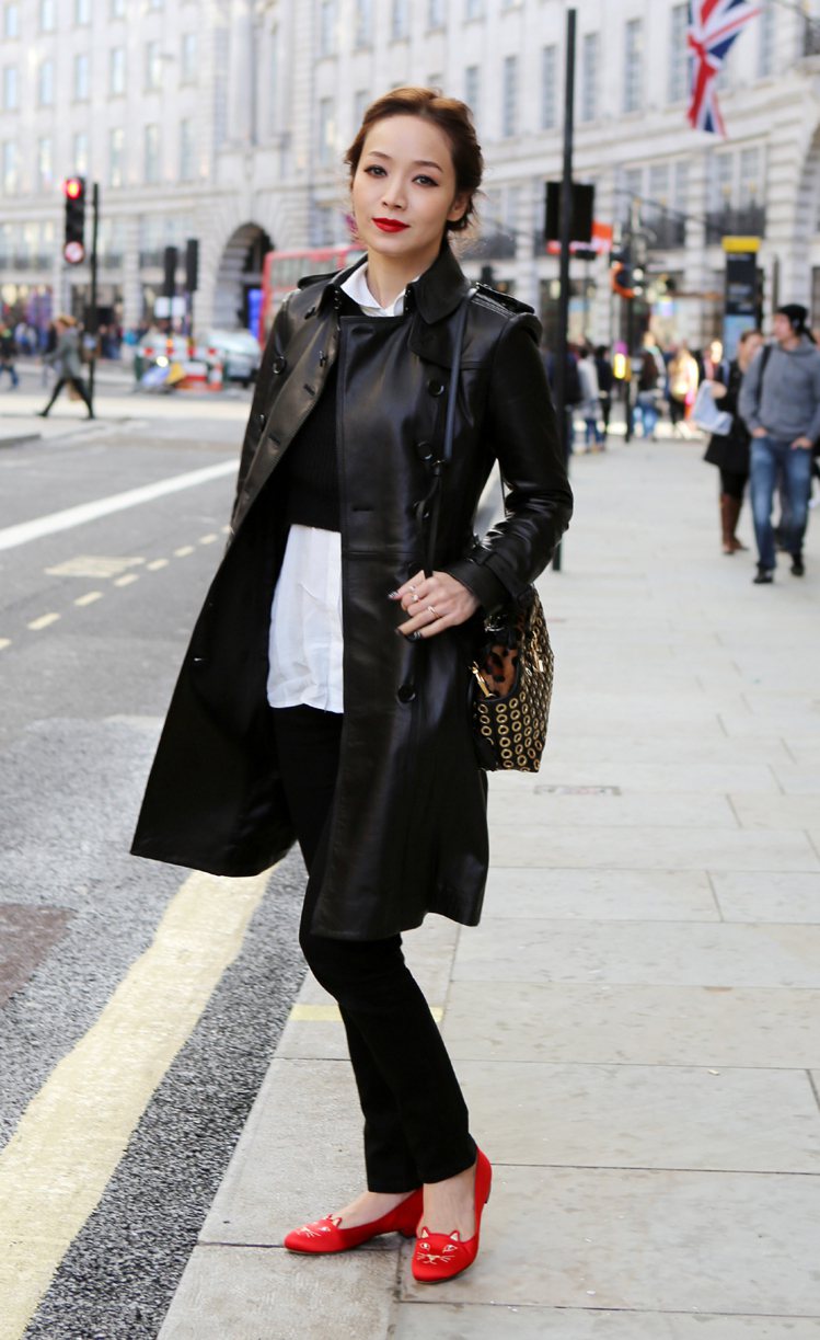 從主播、藝人到人妻，角色不停轉換的侯佩岑迄今不變的是她對時尚的好品味，日前還受到英國精品 Burberry 的邀約前往倫敦時尚週看秀。圖／she.com.tw提供