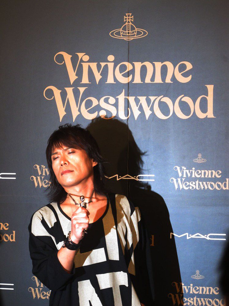 伍佰出席Vivienne Westwood 在台20周年秋冬服裝秀，骷髏造型項鍊讓他覺得很有趣。記者吳曉涵／攝影