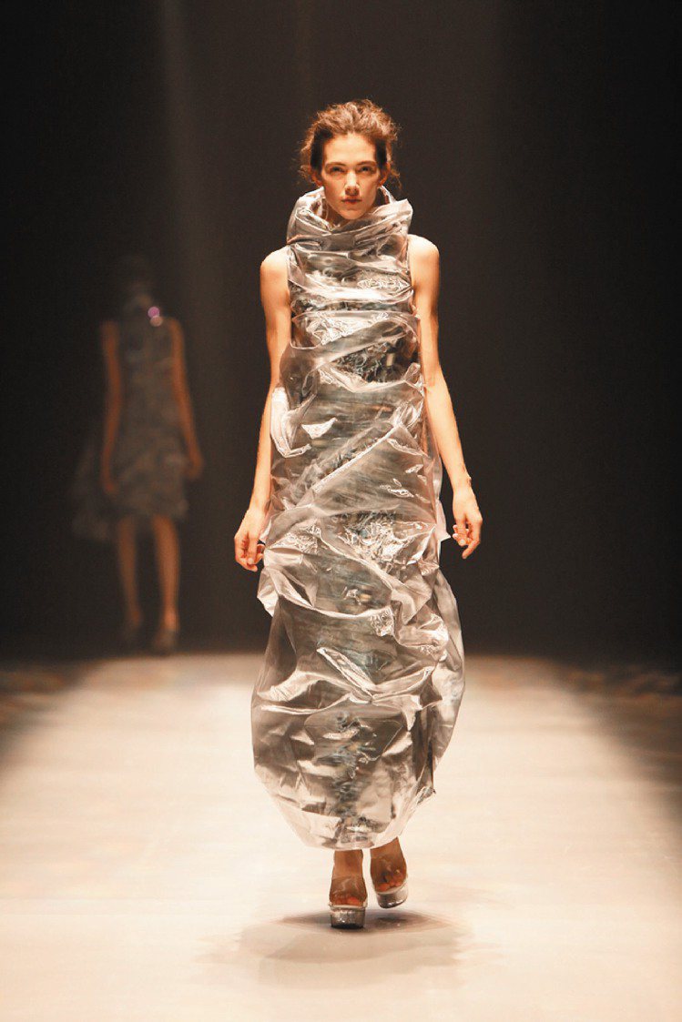 古又文2014春夏系列材質變化多元，半透明布料展現出如雕塑般的禮服。圖／Johan Ku提供