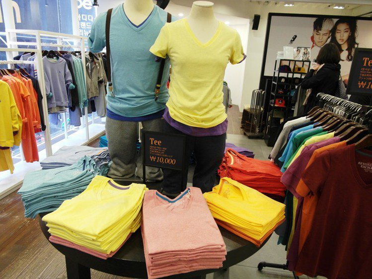 主打商品T恤有很多顏色選擇。圖／時報出版提供