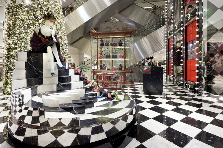 PRADA為巴黎春天百貨內部裝點耶誕氣氛，繽紛華麗。圖／PRADA提供