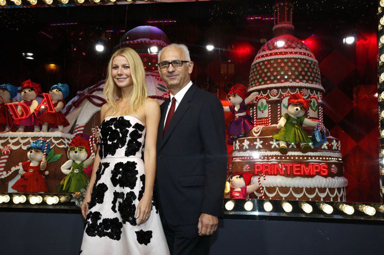 葛妮絲派特蘿(左)身穿PRADA小洋裝、與春天百貨執行長Paolo de Cesare為PRADA耶誕裝飾展揭幕。圖／PRADA提供