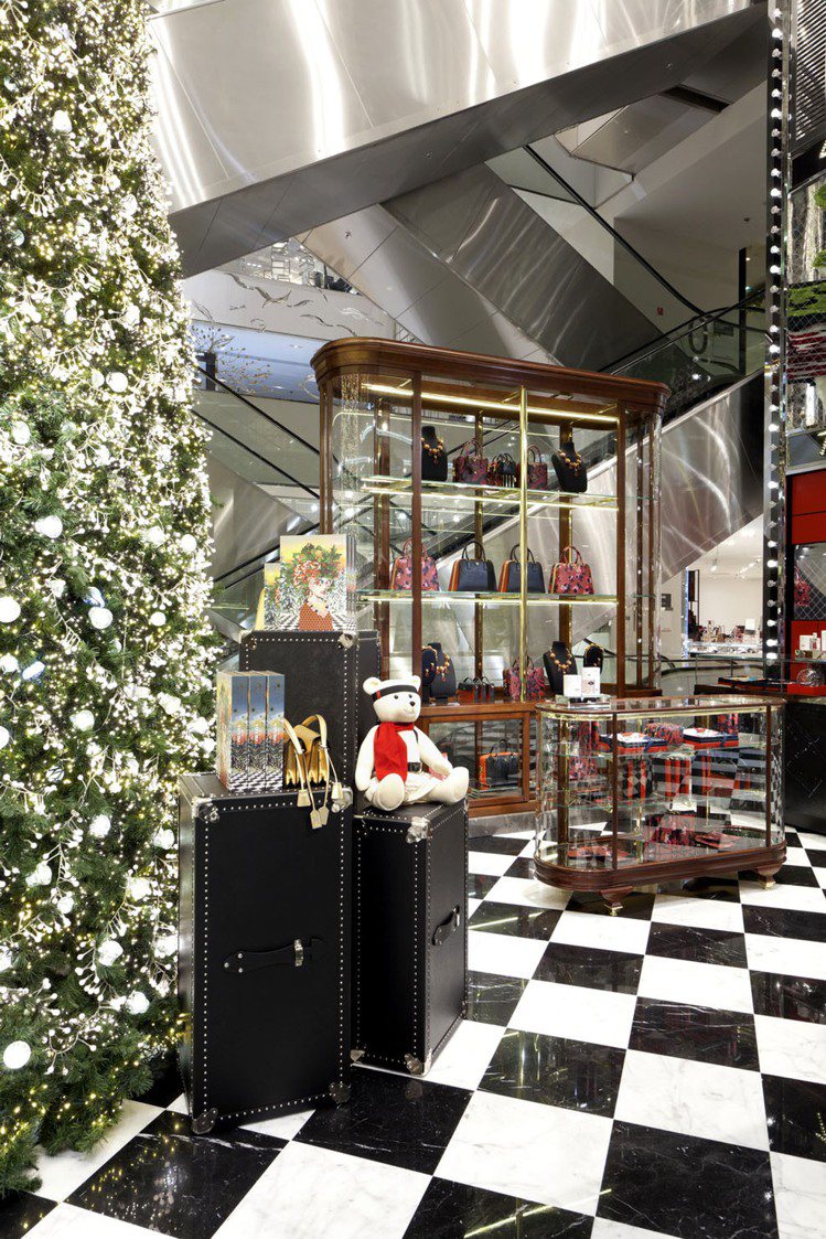 PRADA為巴黎春天百貨內部裝點耶誕氣氛，耶誕小熊、耶誕樹都是主角。圖／PRADA提供