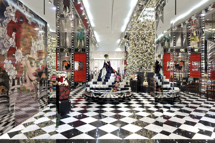 PRADA為巴黎春天百貨內部裝點耶誕氣氛，充滿繽紛華麗感。圖／PRADA提供