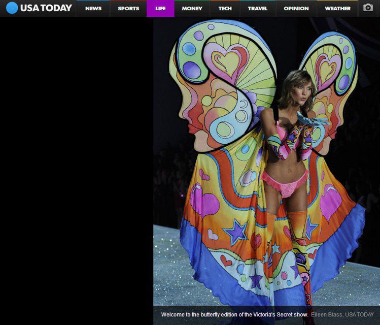 Karlie Kloss背著印有人臉的蝴蝶翅膀出場。圖／擷取自usatoday.com